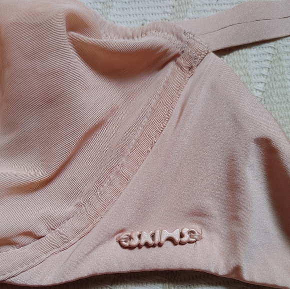 SKIMS Molded Unlined Demi Bra - Picture 10 of 14
